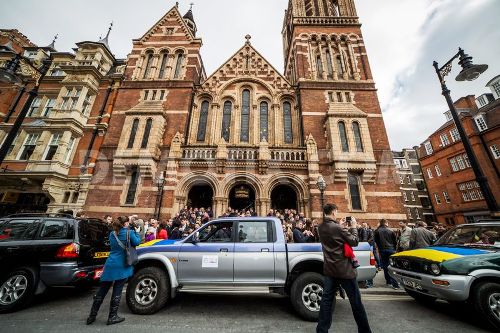 Лондон: владика Гліб(Лончина) освятив автомобілі для АТО.(ФОТО)